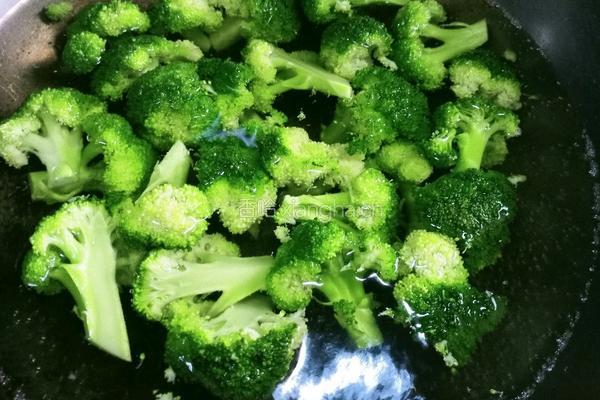 橄榄油拌西蓝花的做法图解4