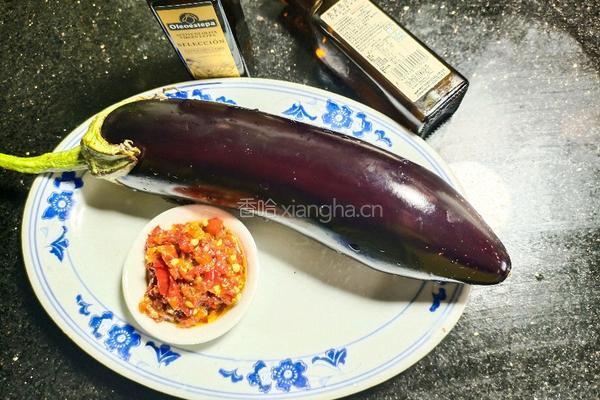 剁椒蒸茄子的做法图解1