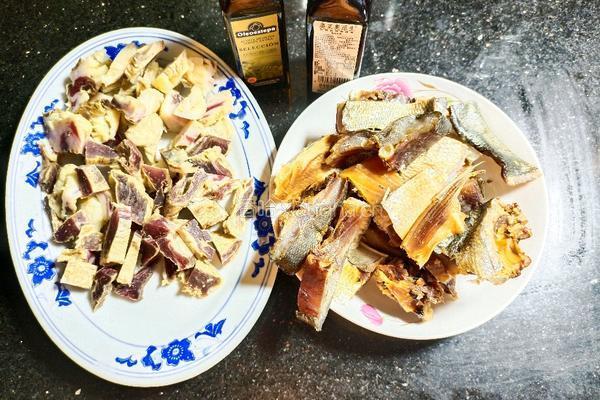 腊肉烧腊鱼的做法图解1