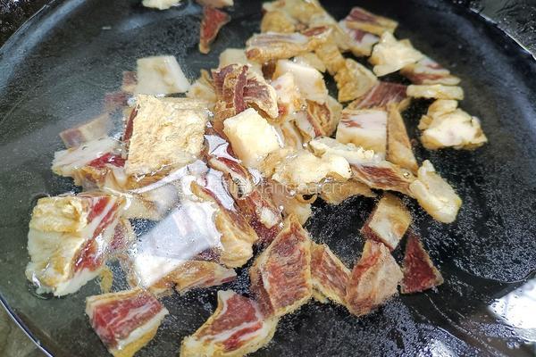 腊肉烧腊鱼的做法图解2