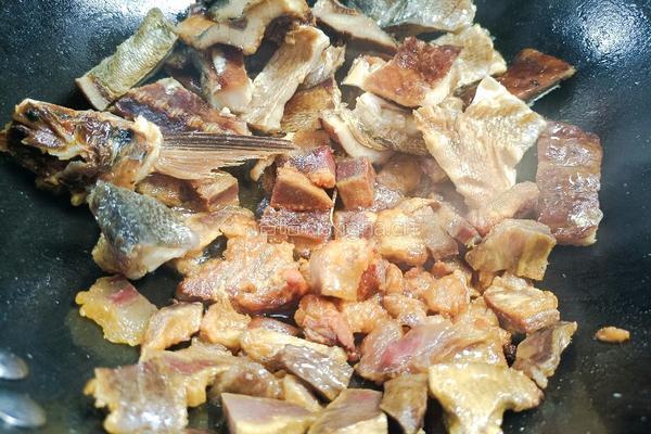 腊肉烧腊鱼的做法图解7