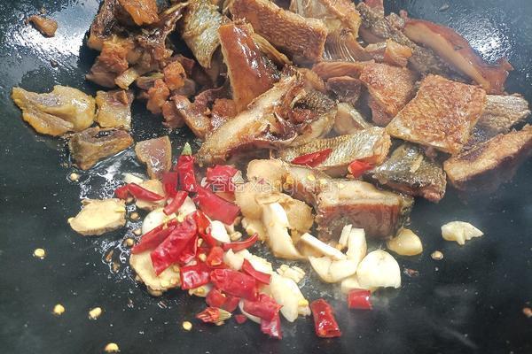 腊肉烧腊鱼的做法图解8
