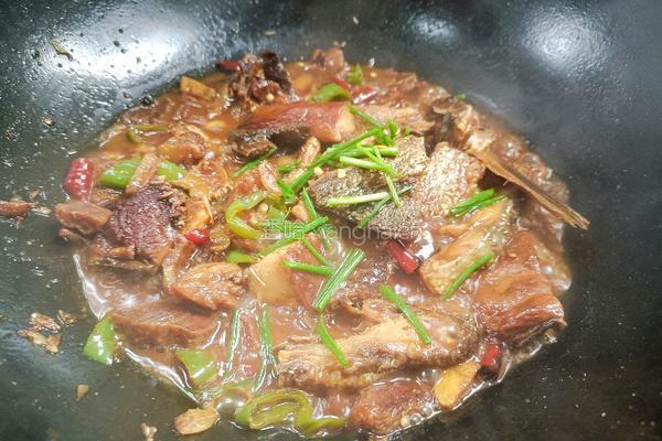 腊肉烧腊鱼的做法图解11