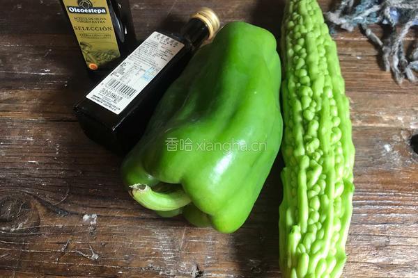 甜椒炒苦瓜的做法图解1