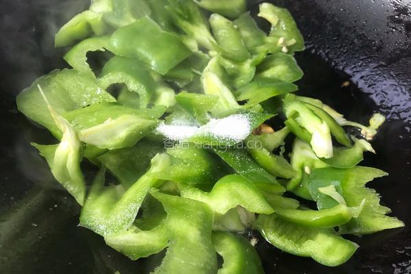 甜椒炒苦瓜的做法图解7