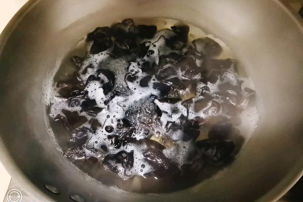 凉拌木耳（奥莱奥特级初榨橄榄油）的做法图解4
