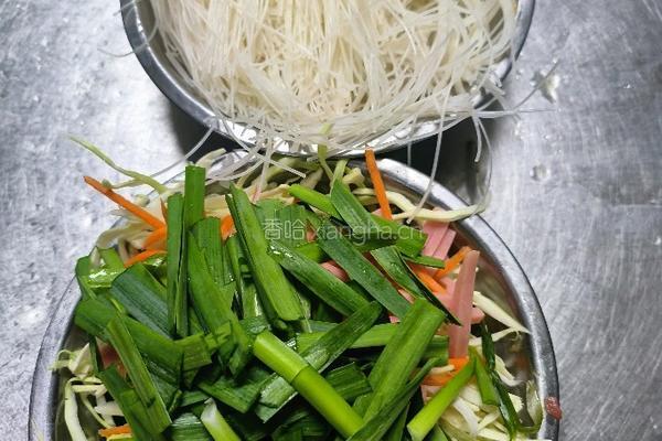 炒米线的做法图解1