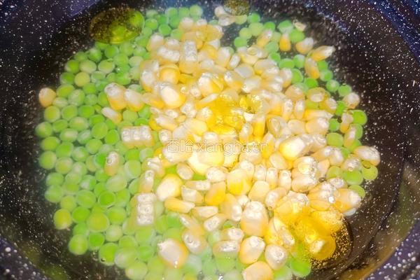 青豆玉米炒火腿的做法图解4