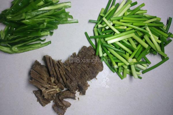 蒜苗卤牛肉的做法图解2