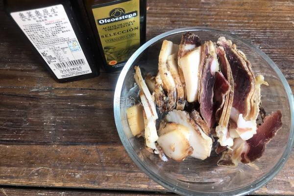 腊肉炒藜蒿的做法图解1