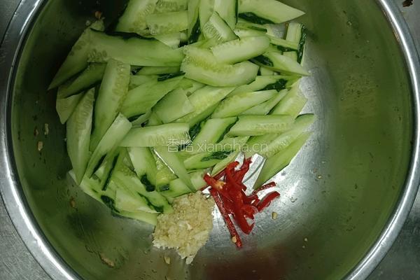 小时候蒜泥黄瓜的做法图解2