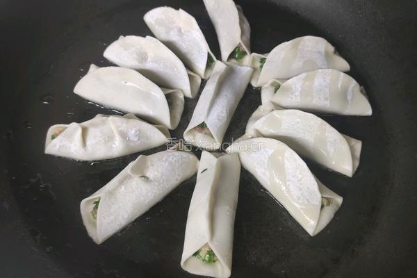 韭菜猪肉馅锅贴的做法图解6