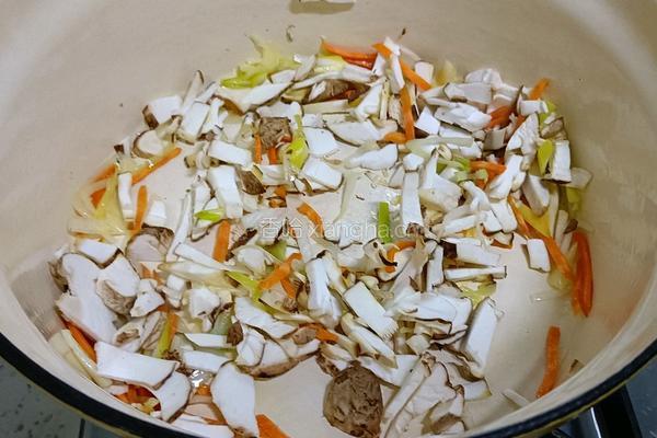 香菇鸡肉粥的做法图解3