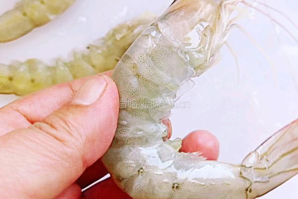 橄榄嫩煎柠檬虾的做法图解2