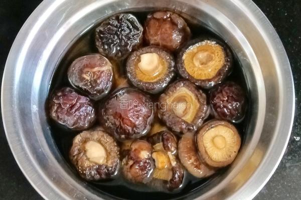 香菇蒸鸡翅的做法图解1