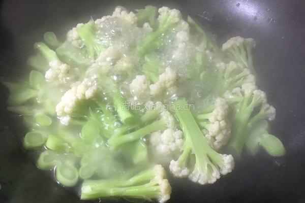 木耳炒花菜的做法图解7