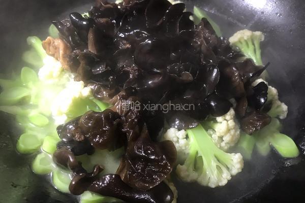 木耳炒花菜的做法图解8