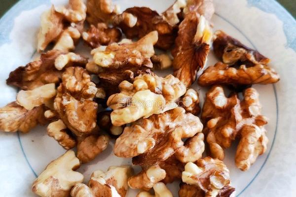 香煎芹菜核桃仁的做法图解1