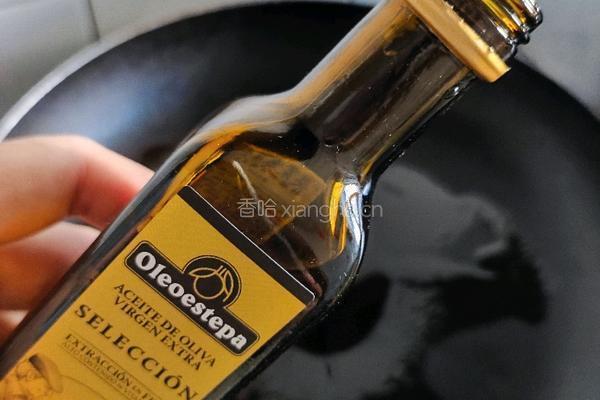 香煎芹菜核桃仁的做法图解3