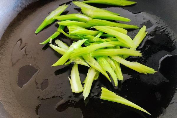 香煎芹菜核桃仁的做法图解4