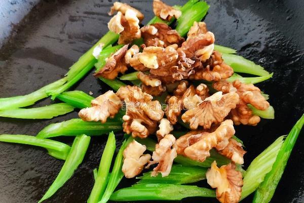 香煎芹菜核桃仁的做法图解5
