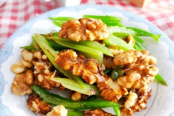 香煎芹菜核桃仁的做法图解7