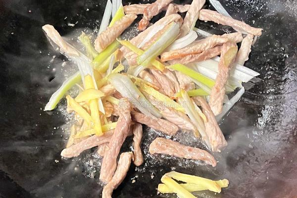 【春季养生菜】春笋白灼肉丝的做法图解5