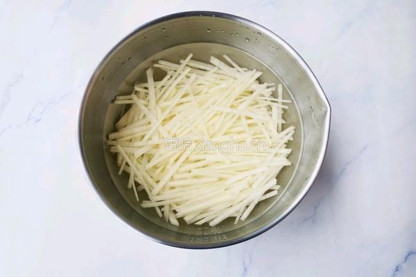 土豆丝炒肉的做法图解2