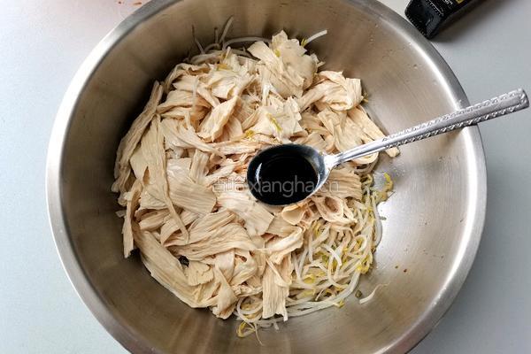 油醋汁拌豆芽腐竹的做法图解2