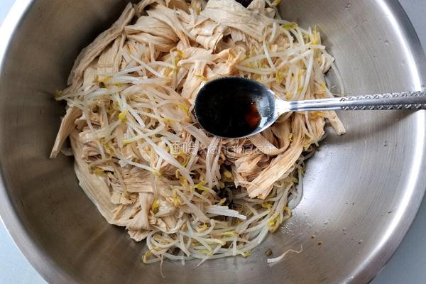 油醋汁拌豆芽腐竹的做法图解3