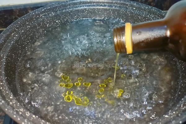 鸡肉咖喱酱意面的做法图解3