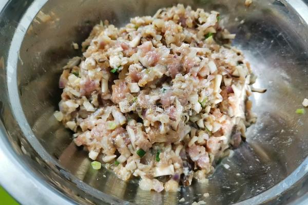 香菇洋葱大肉包子的做法图解3