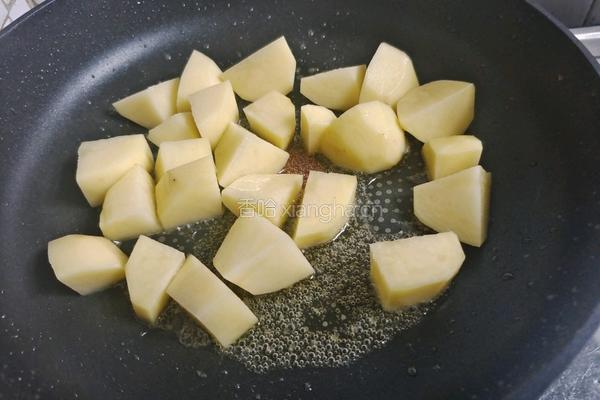 土豆烧培根的做法图解4