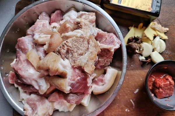 红烧猪腿肉的做法图解1