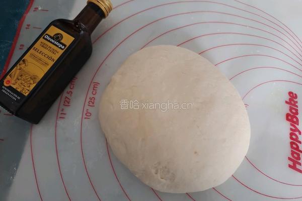 腊肠鲜蔬披萨的做法图解1