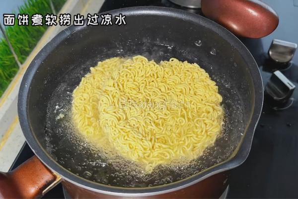 蛋炒方便面的做法图解1