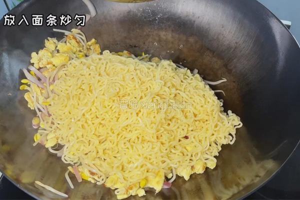 蛋炒方便面的做法图解4