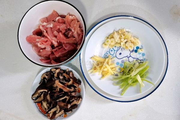 橄榄油香菇炒肉片的做法图解2