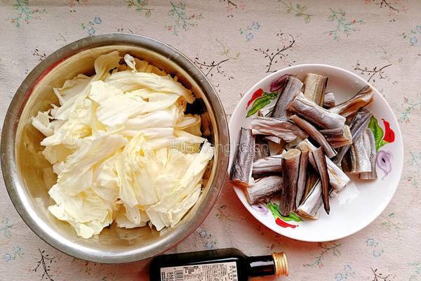 白菜炖鳗鱼干的做法图解1
