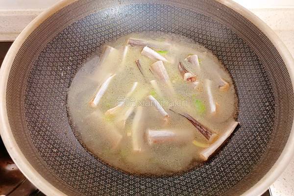白菜炖鳗鱼干的做法图解11