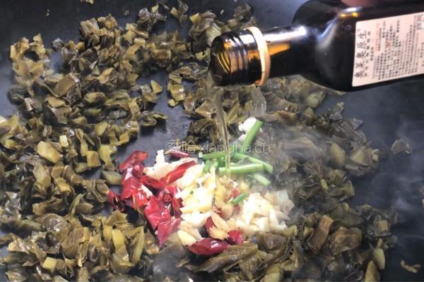 酸菜炒鱼籽的做法图解7