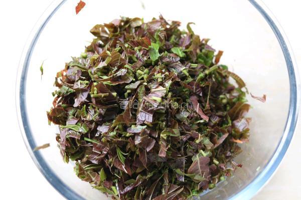 春日一口鲜香椿豆瓣酱炒鸡蛋的做法图解2