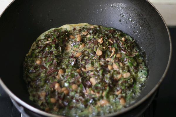 春日一口鲜香椿豆瓣酱炒鸡蛋的做法图解6