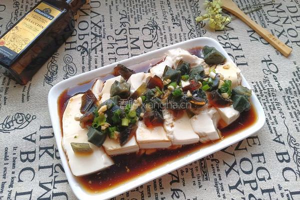 橄榄油皮蛋拌豆腐的做法图解1