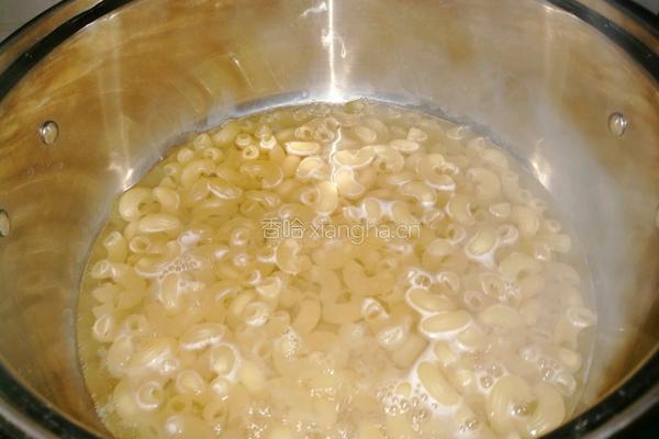 牛肉蔬菜炒通心粉的做法图解3