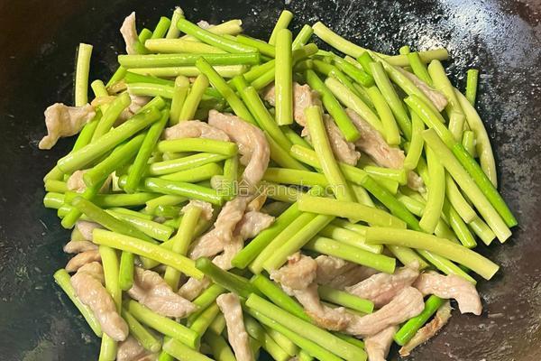 【春季养生菜】蒜苔小炒肉的做法图解6