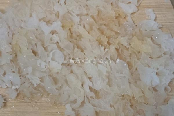 银耳莲子百合麦仁红枣雪梨粥的做法图解3