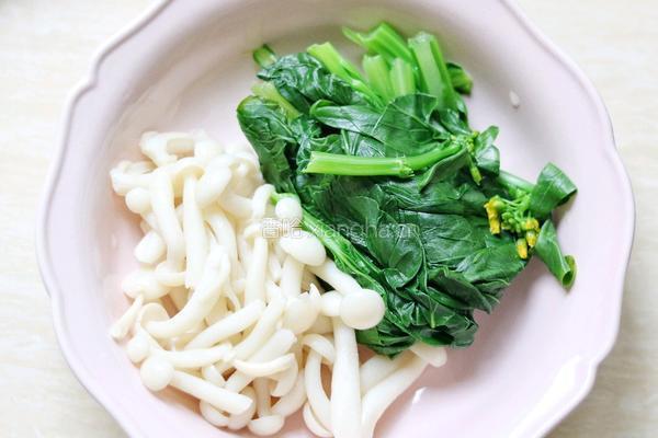 白玉菇炒肉的做法图解3