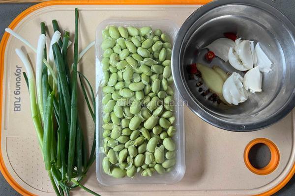 毛豆烧鲫鱼的做法图解1