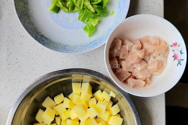 青椒土豆炒鸡丁的做法图解1